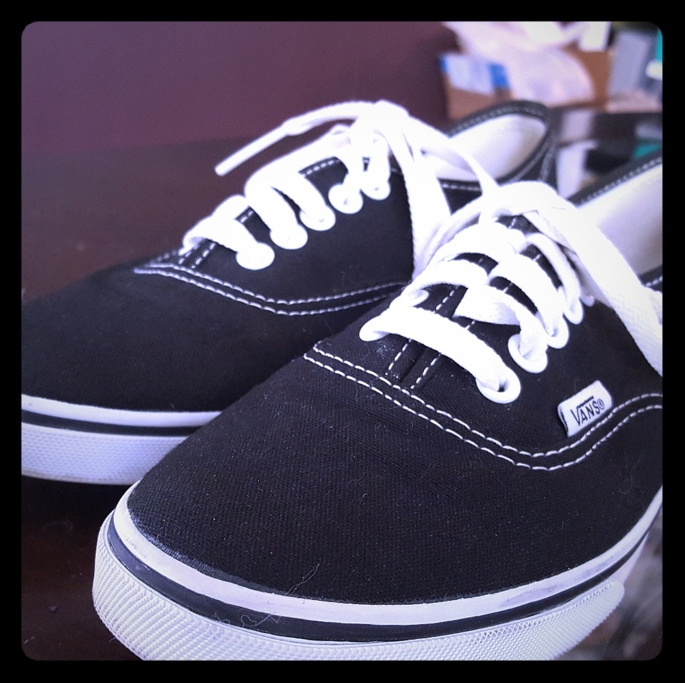 Vans Women's or unisex skater shoe